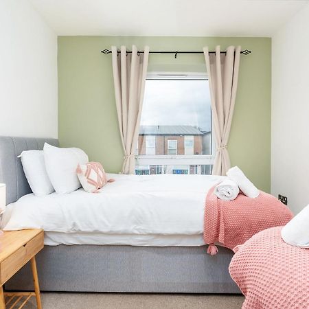 6 Guests - 3 Bedrooms - Free Wi-Fi - Manchester Extérieur photo