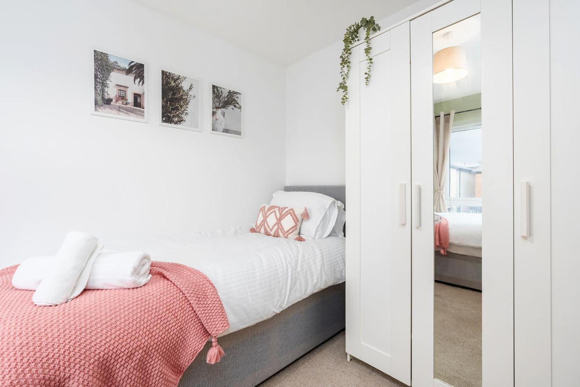 6 Guests - 3 Bedrooms - Free Wi-Fi - Manchester Extérieur photo